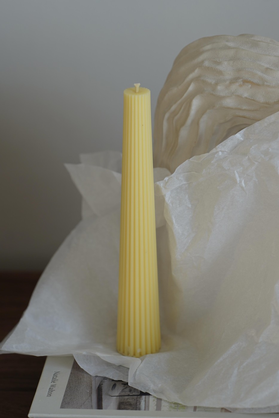 Vroubkovaná svíčka Aria | Sójová svíčka