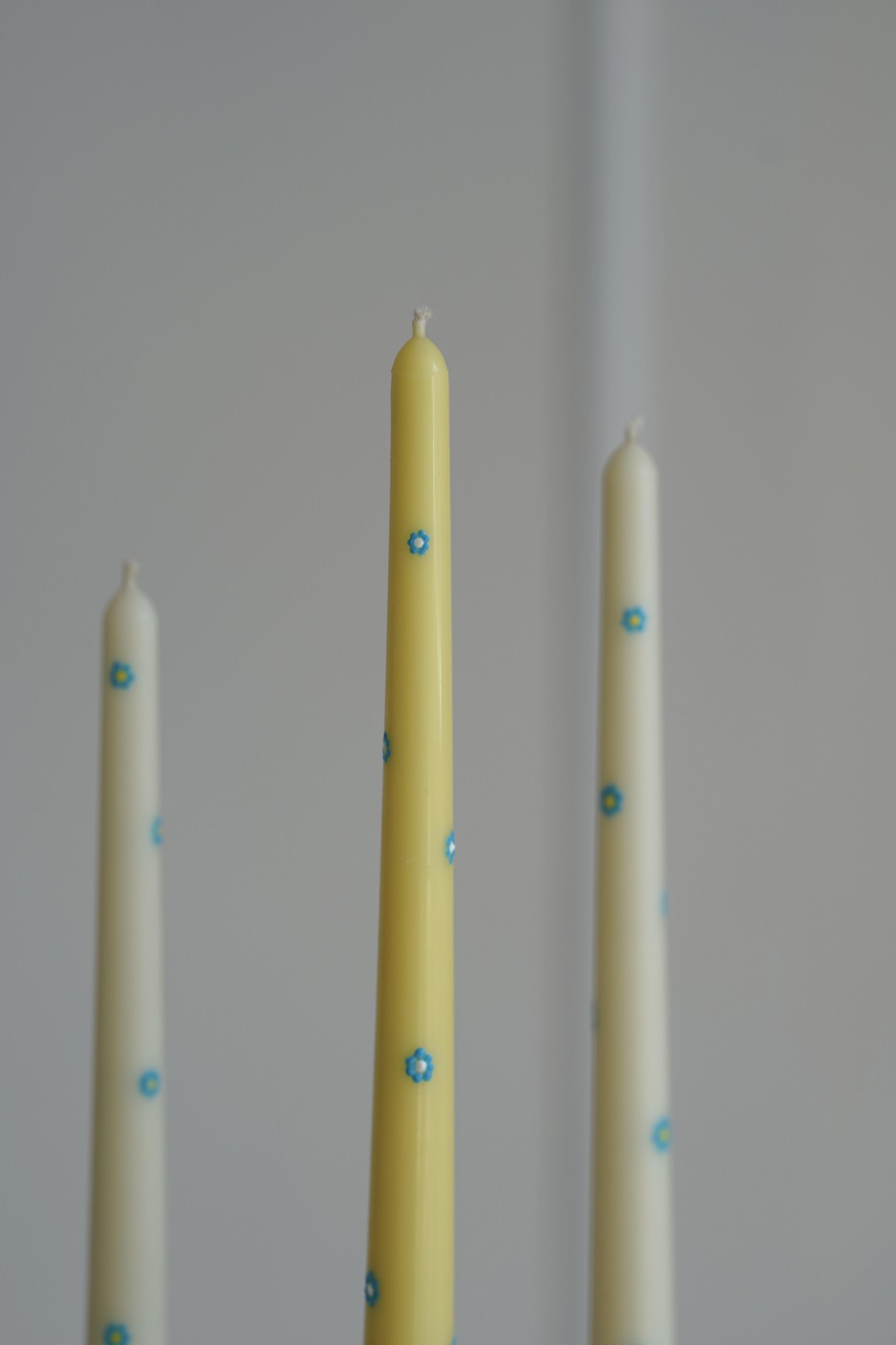 Kónická sójová svíčka s květinami