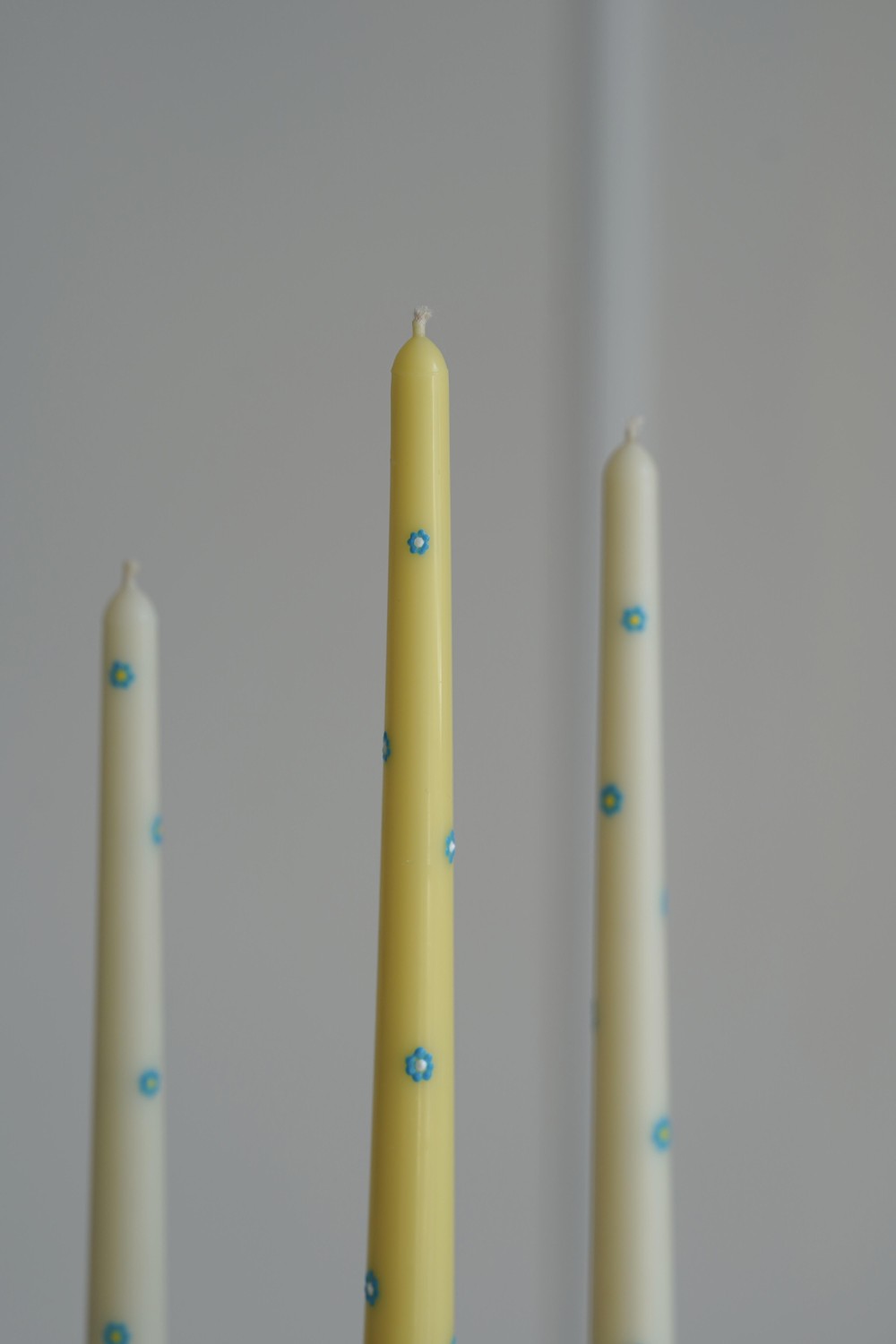 Kónická sójová svíčka s květinami