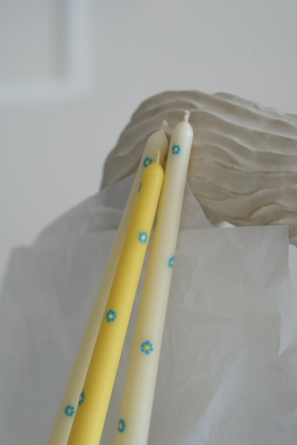 Kónická sójová svíčka s květinami