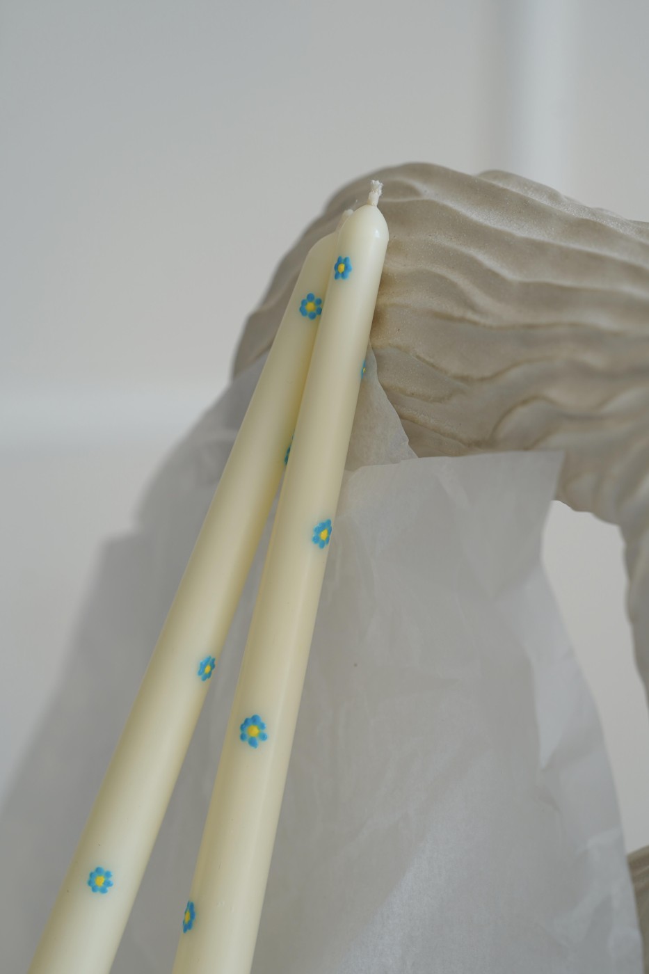 Kónická sójová svíčka s květinami