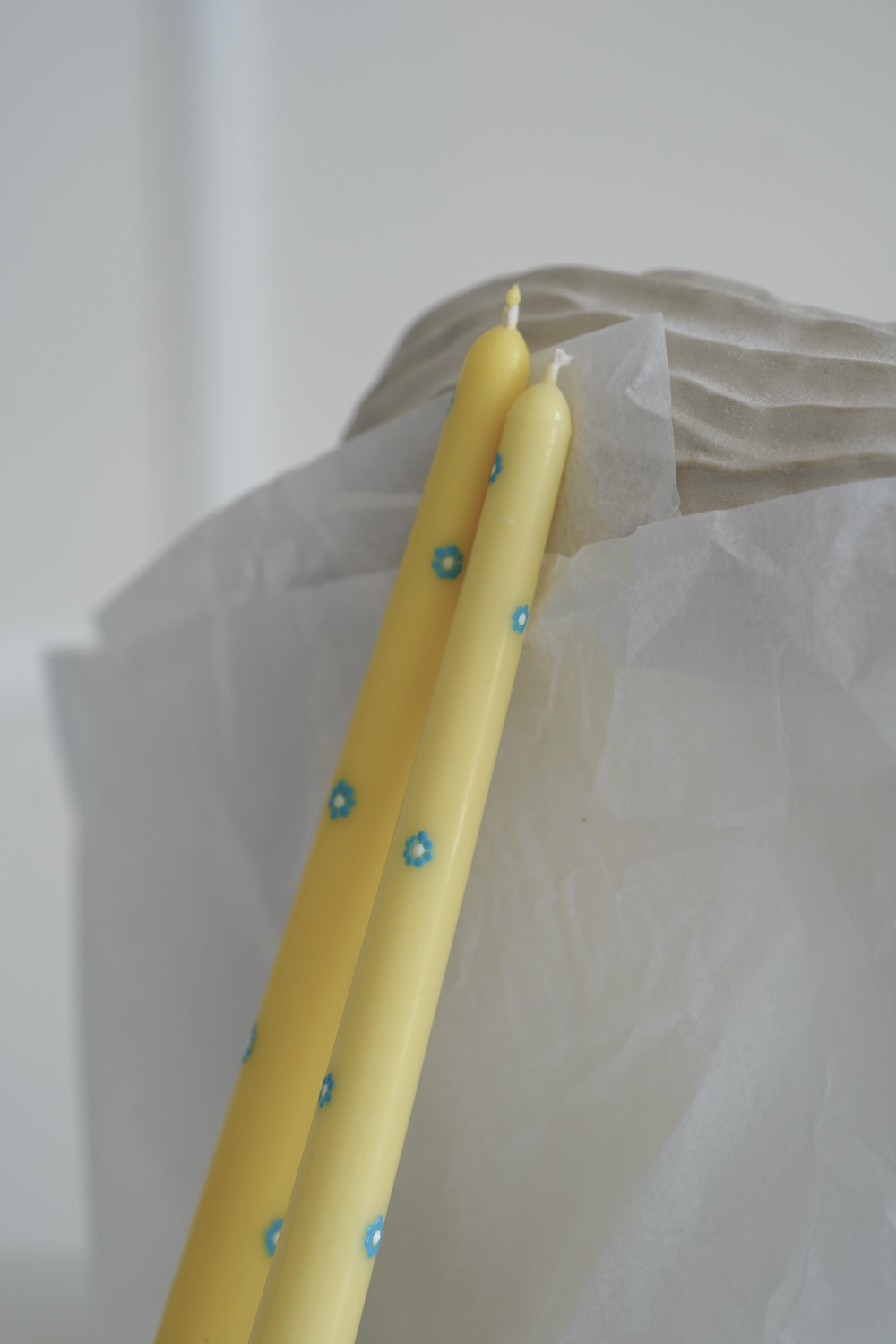 Kónická sójová svíčka s květinami