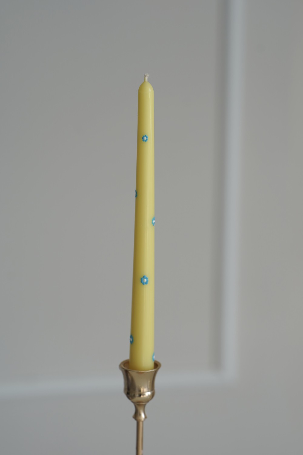 Kónická sójová svíčka s květinami