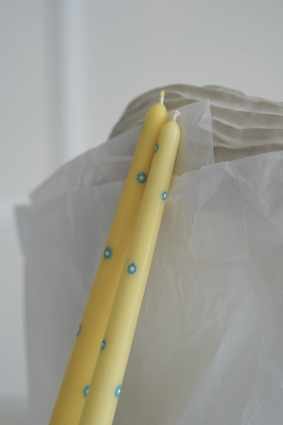 Kónická sójová svíčka s květinami