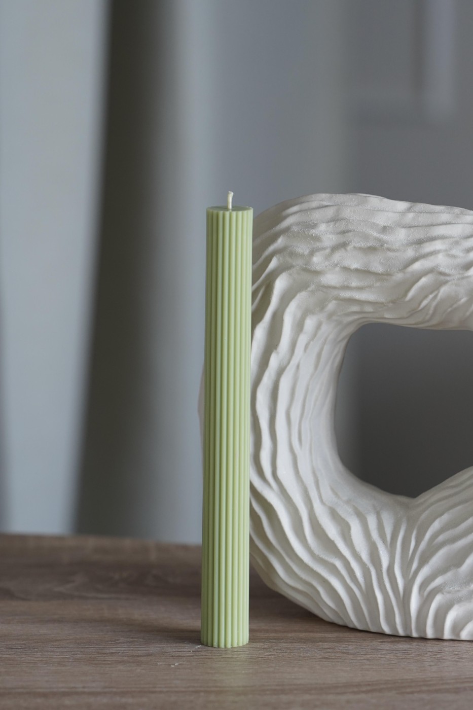 Vroubkovaná sójová svíčka Thea