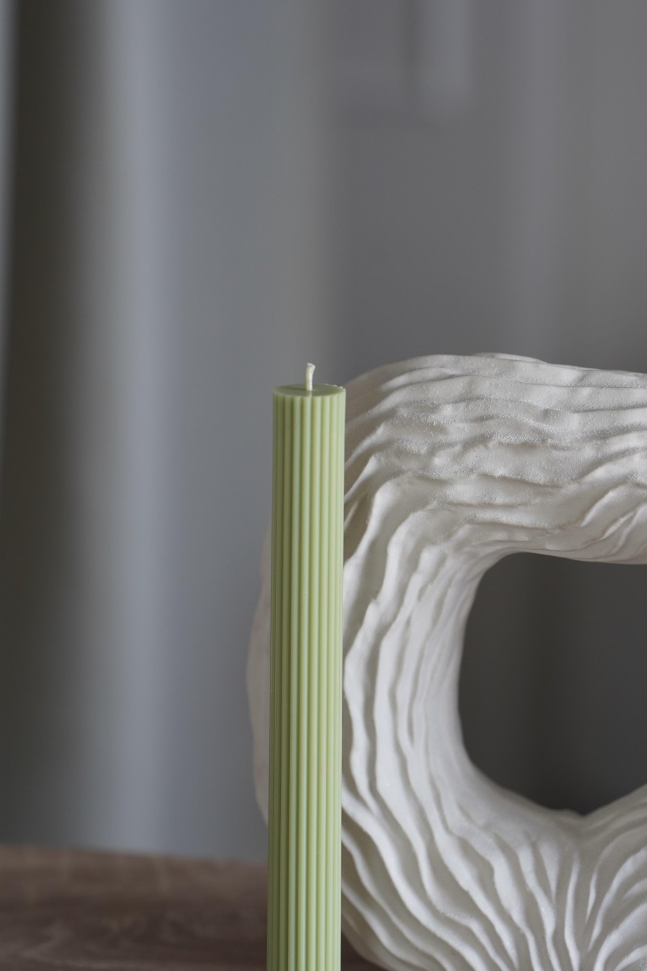 Vroubkovaná sójová svíčka Thea
