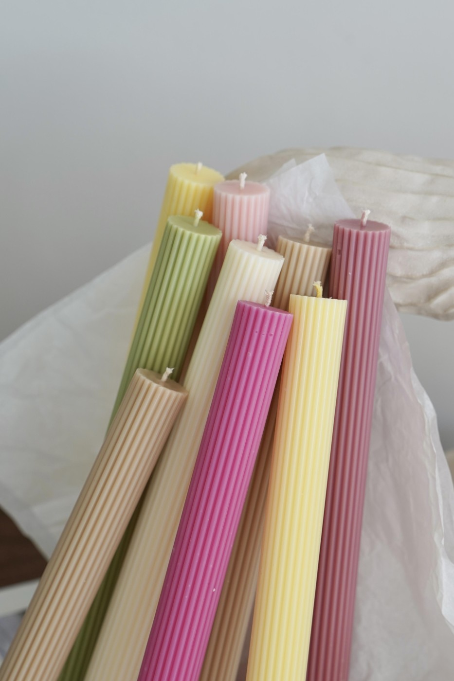 Vroubkovaná sójová svíčka Thea