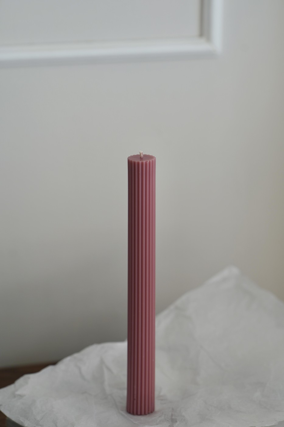 Vroubkovaná sójová svíčka Thea