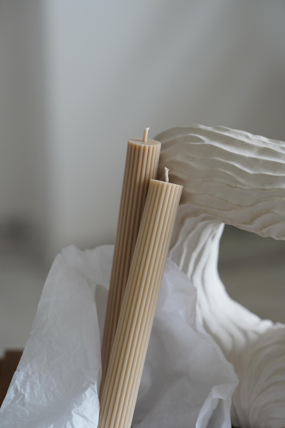 Vroubkovaná sójová svíčka Thea