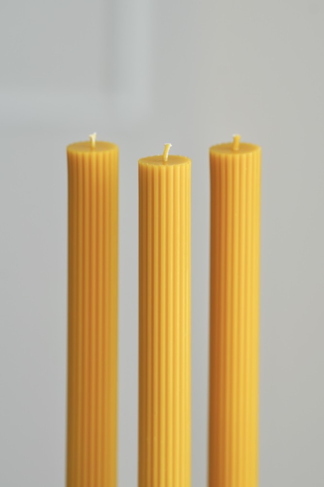 Vroubkovaná svíčka Thea | Včelí vosk